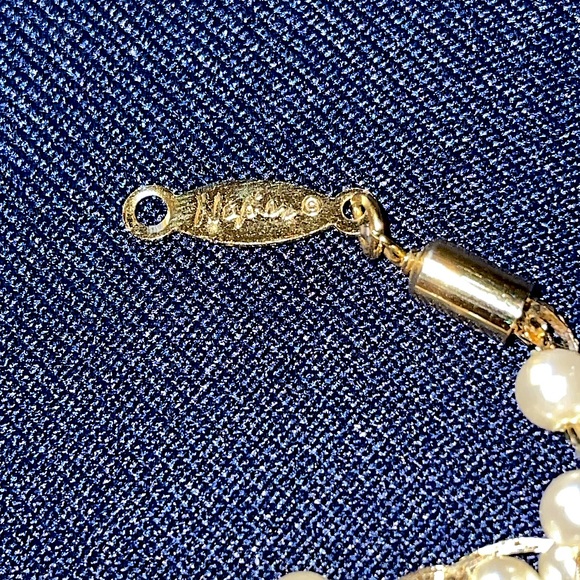 Vintage Napier brand necklace, bracelet and earring set.  Excellent condition. - Picture 9 of 10